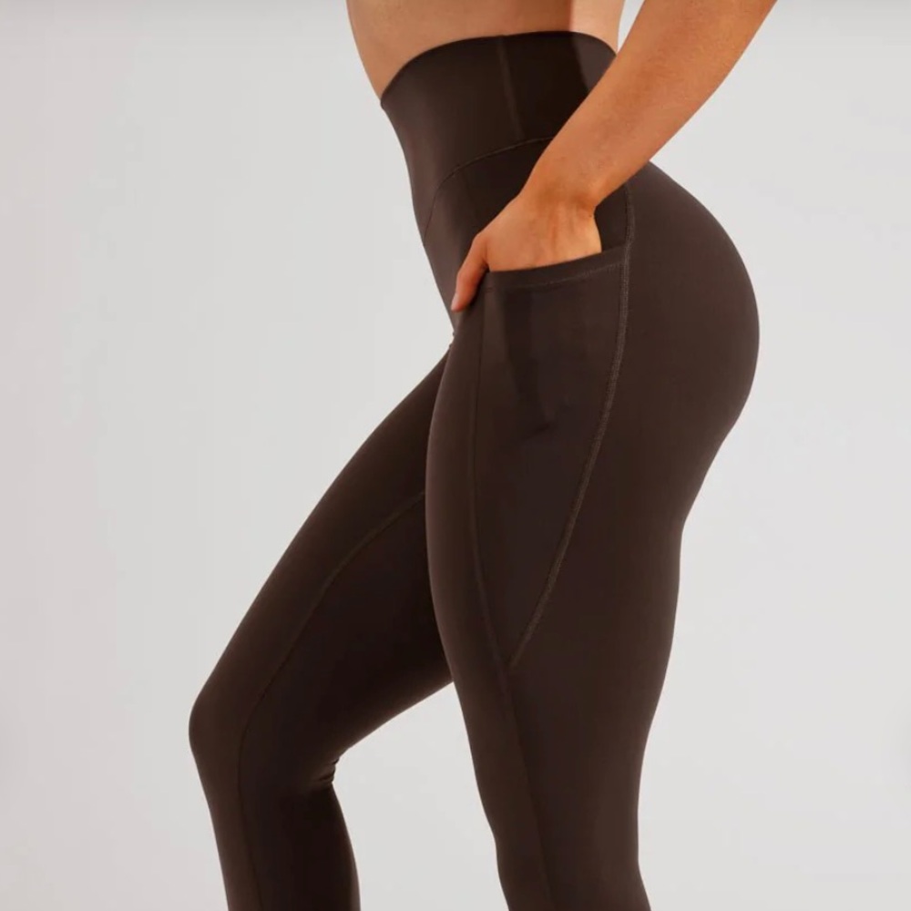 Buff Bunny Rosa pocket legging in color ‘Journey Dark Brown’. Size large